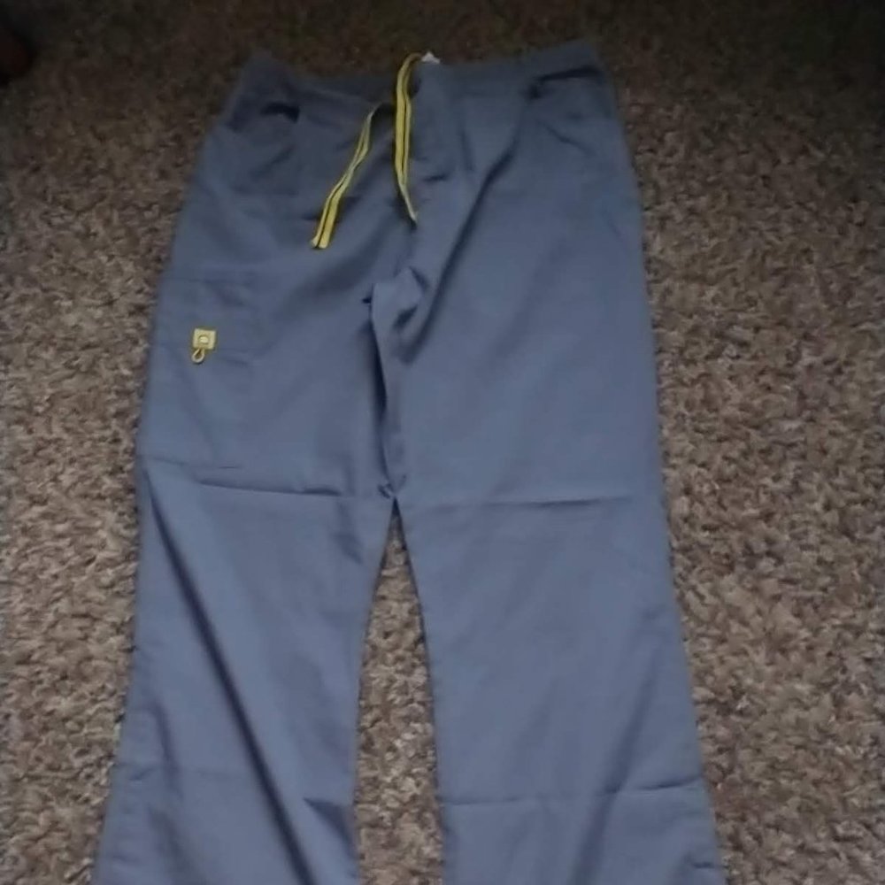 4 pair Scrub bottoms Koi, & WonderWinks - Picture 11 of 11
